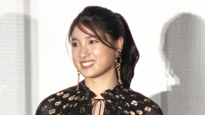 土屋太鳳 腕が透けるシースルー衣装で魅了…“艶々な大好きなアレ”が「幸せフォルダ」にいっぱい!?