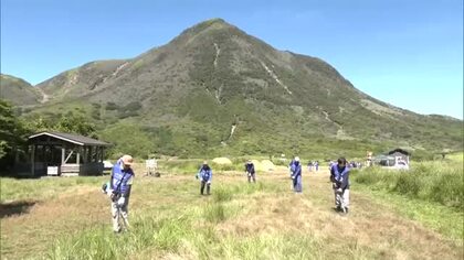 坊ガツル湿原で「輪地切り」 野焼きの防火帯作るための草刈り　竹田市・大分