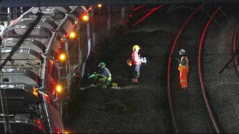 イギリス列車内で複数の乗客刺され9人重体…男2人を逮捕　テロの可能性含め捜査