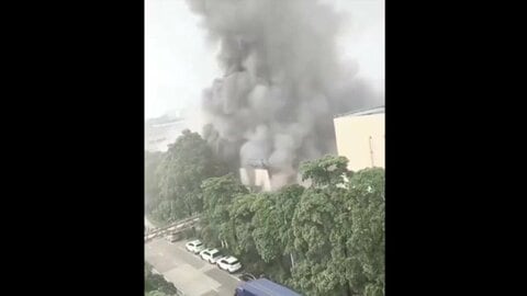 紡績工場で火災　8人死亡1人負傷　現場で捜索と救助活動続く　取り残された人がいる可能性も　中国・広東省