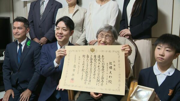 毎朝4時起きで「読経」週4日はフランス発祥のボール競技「ペタンク」!? 北海道森町のご長寿100歳女性をお祝い「好きなものは何ですか?」鈴木知事の問いに「何でも。ドッジボールとか」|FNNプライムオンライン