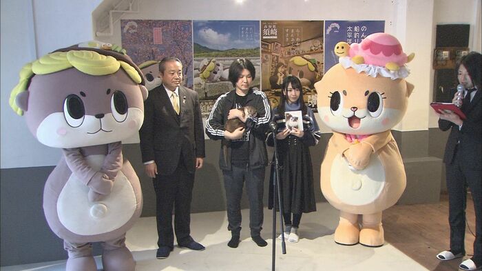 リアルちぃたん☆の観光大使任命式に同席するしんじょう君とキャラクターちぃたん☆