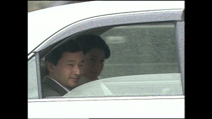 陛下のお見舞いに向かわれる皇太子ご夫妻