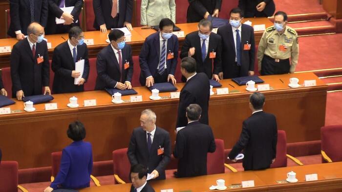 2020年の全人代開幕式では退場時の握手はなかった