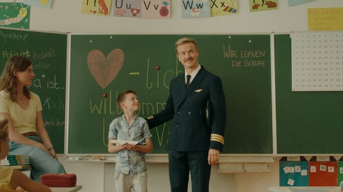 主人公が理想の父親役を演じる様子／© 2024 NGF GEYRHALTERFILM CALA FILM ZDF/ARTE
