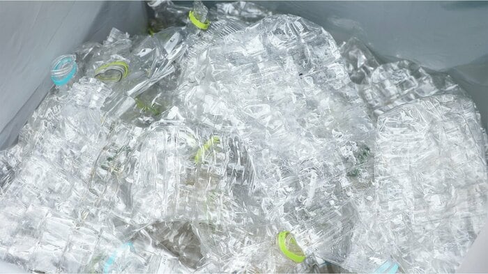 圧縮されたペットボトル