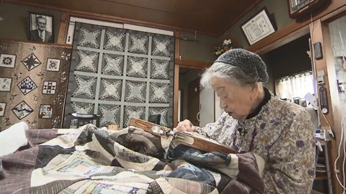 夫・学郎さんの遺影がみい子さんを見守る