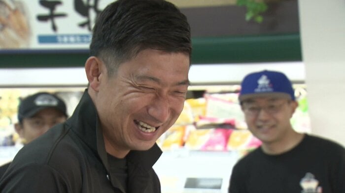 買い物客に戸石ゆうこうシマアジの魅力を笑顔で伝える「昌陽水産」長野陽司 社長