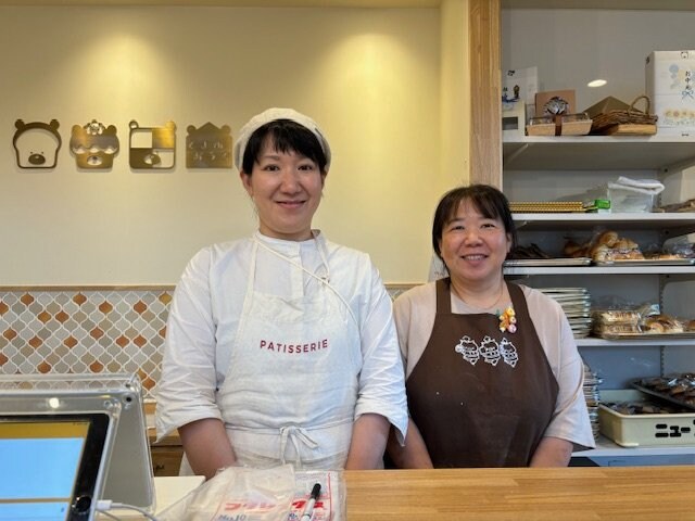 「くまのおうち」オーナーの古川まゆみさん(左)