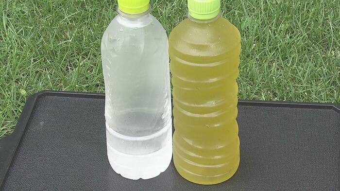 水やお茶などで水分補給を