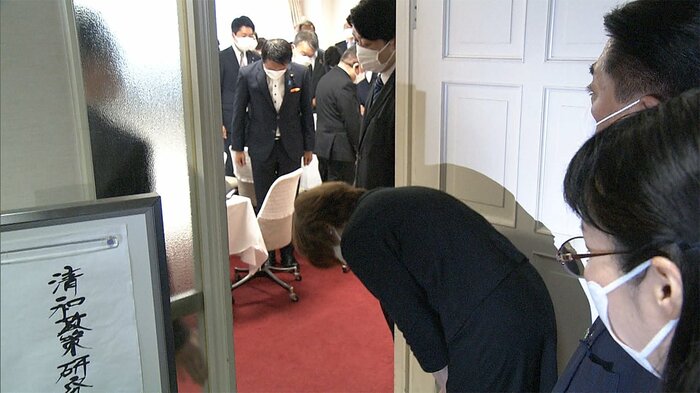 安倍派総会会場に入る際、深々とおじぎする昭恵夫人