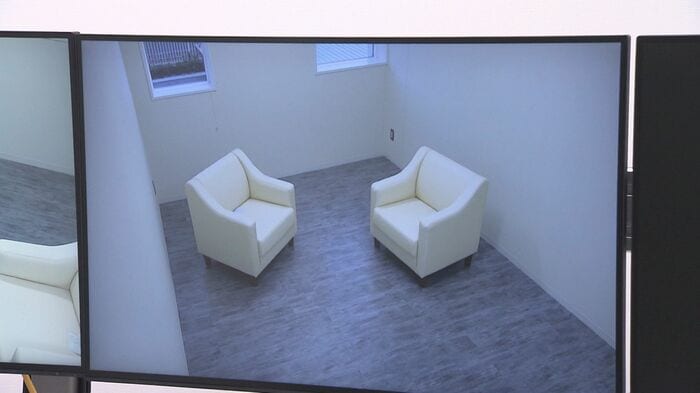 別室のモニターで捜査関係者らが子供の様子を確認できる