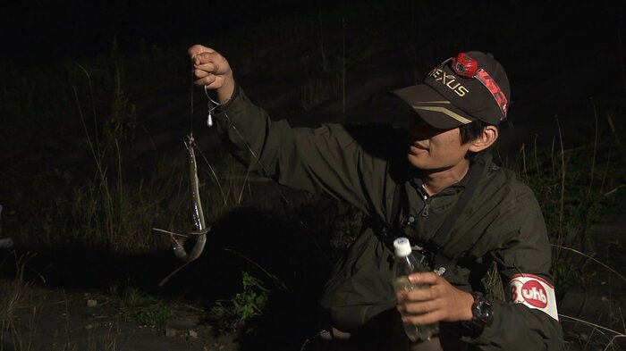 ウナギを釣り上げた桶谷記者