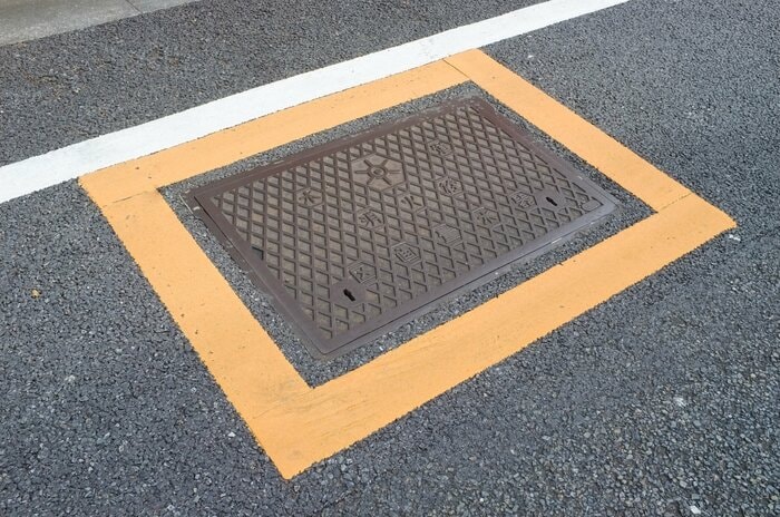 黄色い線で囲われていることが目印の消火栓(画像:イメージ)