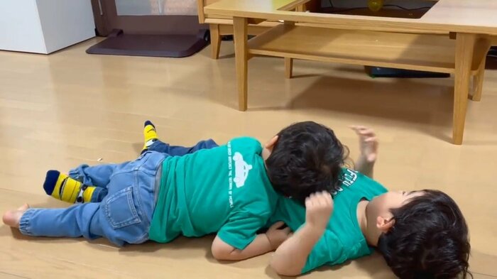 仲良しな兄弟 左:2歳児(アーティスト) 右:兄