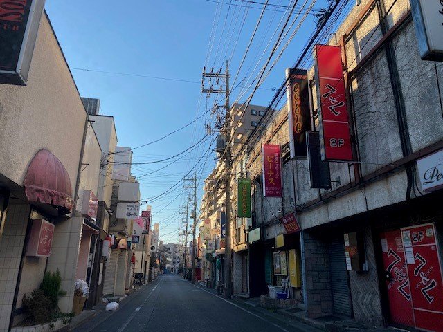福生の一角には英語の看板のスナックやクラブが建ち並ぶ