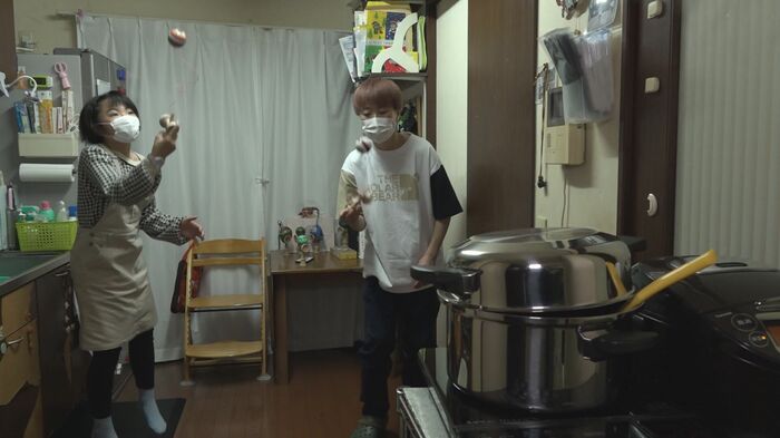 娘と一緒に練習する眞喜志さん
