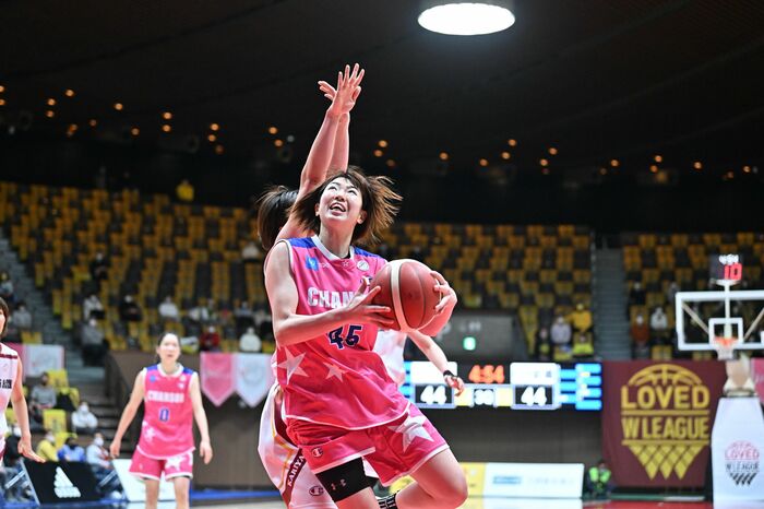 ルーキーながらチームの中心として活躍する佐藤由璃果選手(8日、トヨタ紡織戦より)