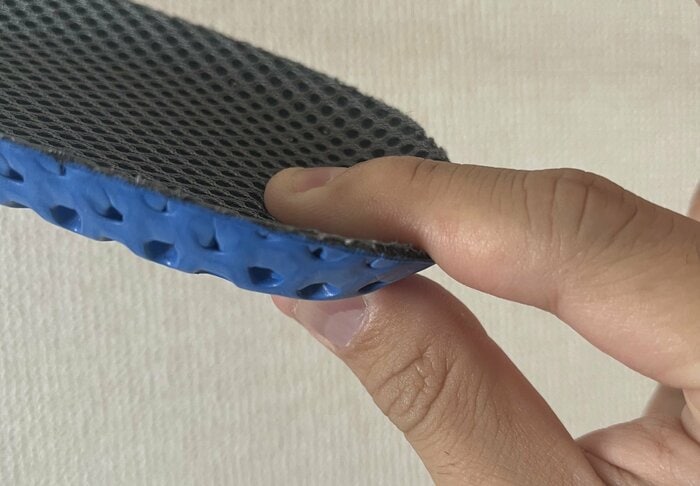 つまんだ際に指同士の硬さを感じなければOK（特集班撮影）