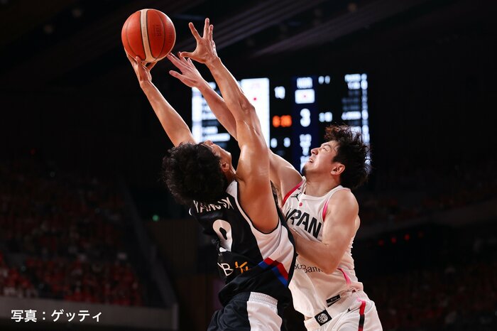 韓国選手と激しく競り合う比江島慎(5日、東京・有明アリーナ)