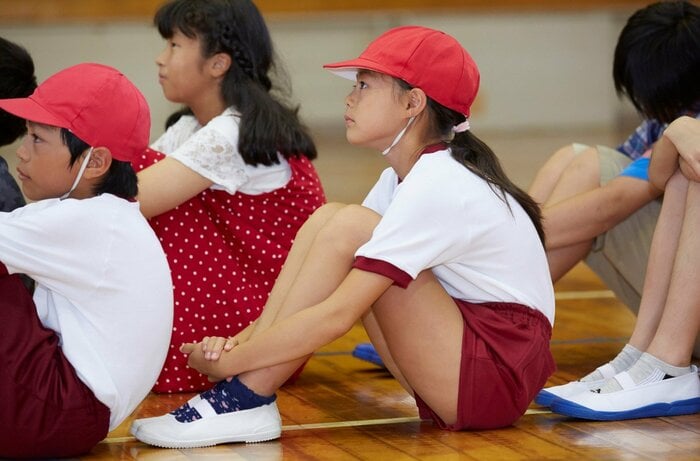 体育座りを中止する学校も