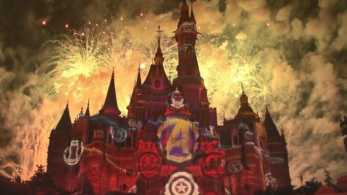 前夜祭のライトアップショーでは大人たちの童心をくすぐる巧みな戦略も