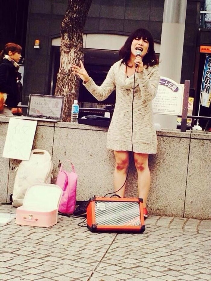 街頭ライブをする悠以さん「トランスジェンダーだと応援してくる人も多かった」