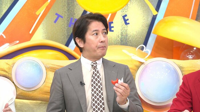 SAKURA DROPSを食べて、おいしさに驚く谷原キャスター