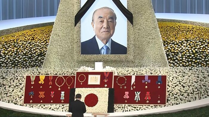 祭壇には多くの勲章が並んだ