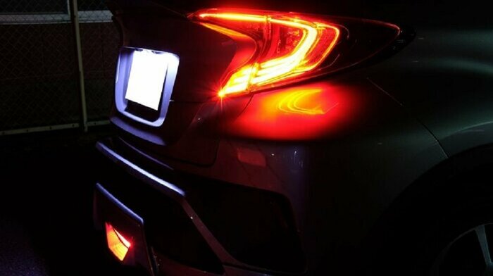 フォグランプなどを搭載している車もある(イメージ)
