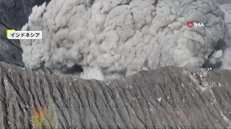 登山中に“大噴火” 　噴き上がる“黒煙”が背後に迫りパニック…登山客12人は奇跡的に全員無事　インドネシア｜FNNプライムオンライン