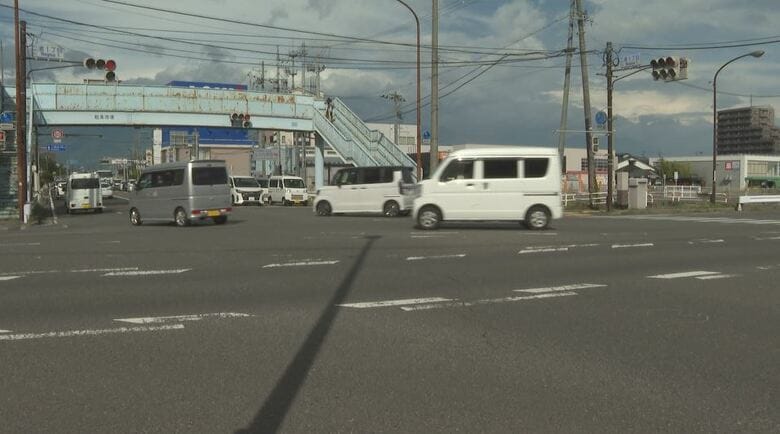 自転車の33歳男性が重体　国道交差点で74歳男性運転のトラックと自転車が衝突　どちらかが信号を見落としたか　事故は午前3時ごろ発生｜FNNプライムオンライン