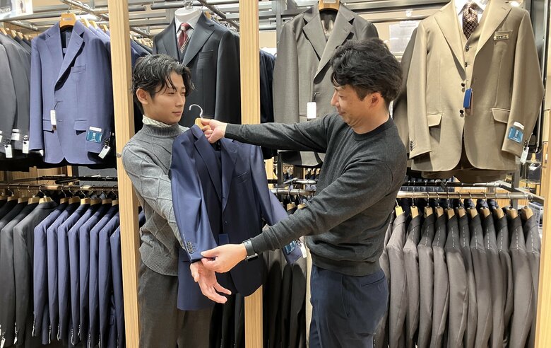 「初めてのスーツ購入」についての意識調査を実施　親も子も“入学式や入社式のスーツは一緒に買いに行きたい”が77％