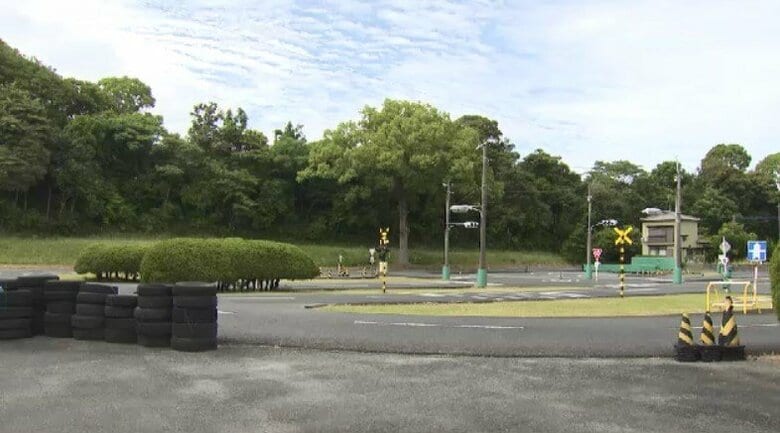 自動車学校でオートバイの教習中に事故　コースから外れ壁に衝突　運転の38歳女性が意識不明　福岡｜FNNプライムオンライン