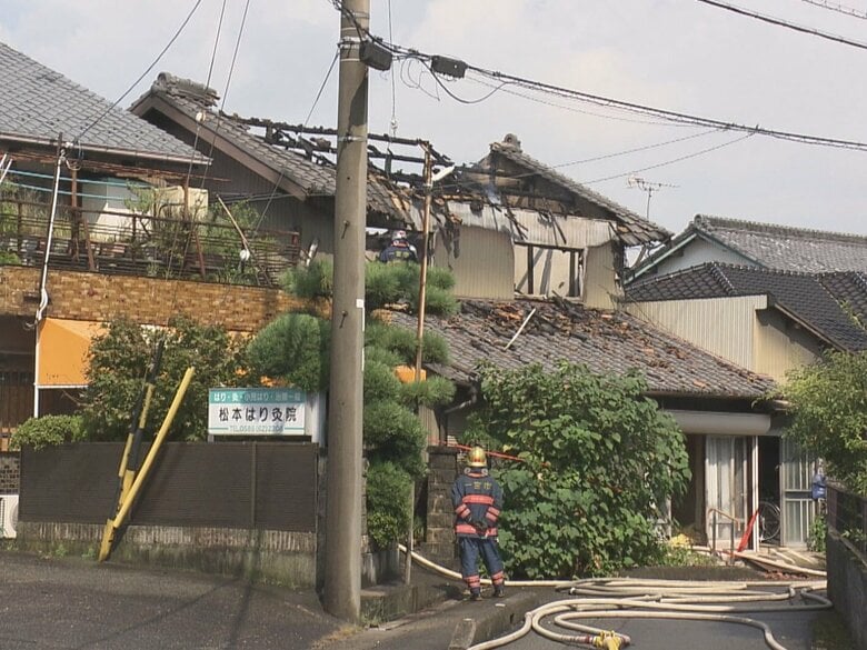 火元の住人と連絡取れず…木造2階建て住宅の一部が焼ける火事 2階部分から性別不明の1人の遺体 愛知県一宮市｜FNNプライムオンライン