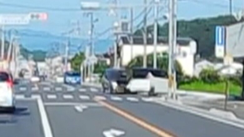 右折しようとした白い車の左後方と、直進してきた黒い車が接触