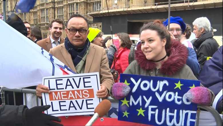 1月 EU離脱賛成の男性とEU残留派の女性 英議会前にて