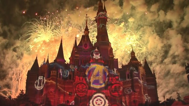 前夜祭のライトアップショーでは大人たちの童心をくすぐる巧みな戦略も