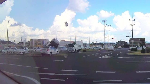 浮き上がる教習者　画像提供：西部自動車学校