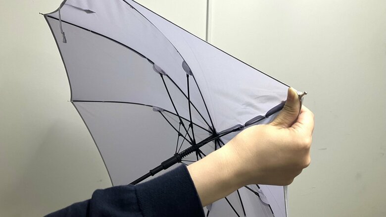 手の力で無理に戻すのはNG（特集班撮影）