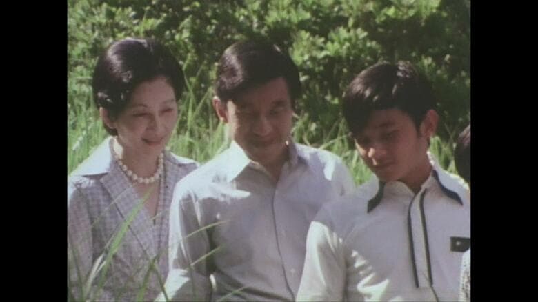 昭和53（1978）年8月　那須御用邸内を散策される上皇ご夫妻・陛下
