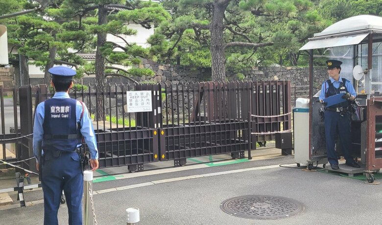 皇居・桔梗門を警備する皇宮護衛官