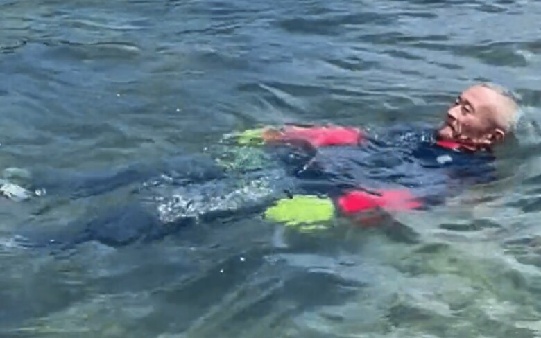 手足で水をかいてスーッと進む（提供：日本水難救済会）