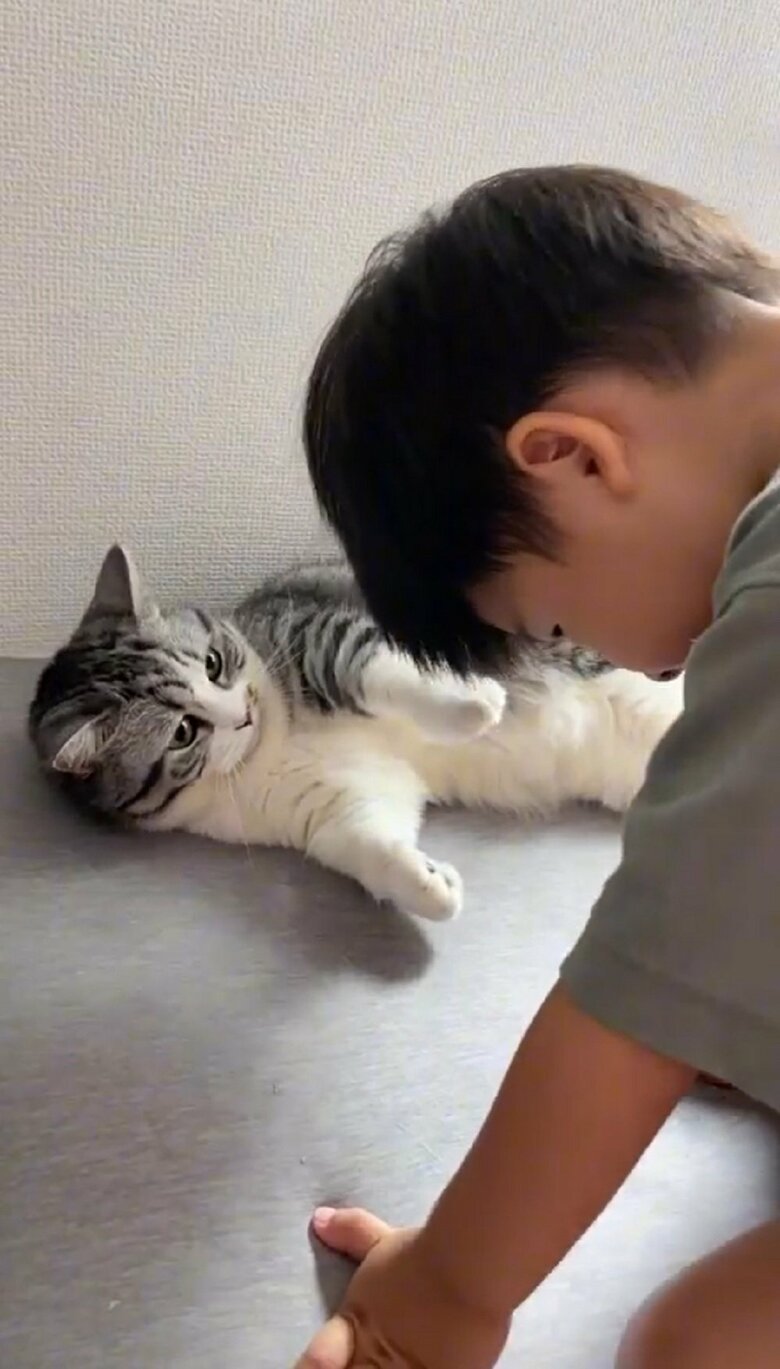 ムチくんがそばに来て、頭を差し出す