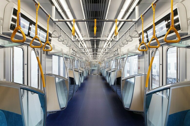 電車の内部（提供：東京メトロ）