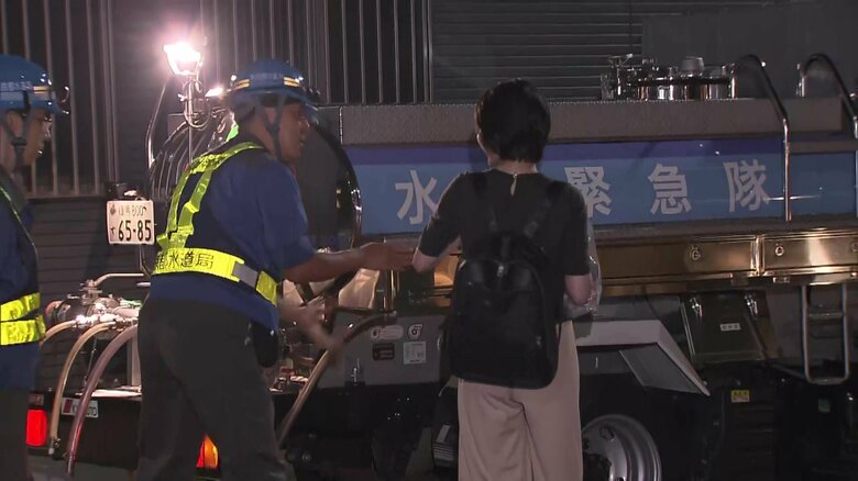 非常用飲料水が配られる様子