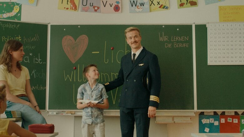 主人公が理想の父親役を演じる様子／© 2024 NGF GEYRHALTERFILM CALA FILM ZDF/ARTE