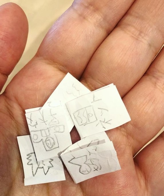 娘さん手作りの「豆本」（画像：@re_ring2013 より）