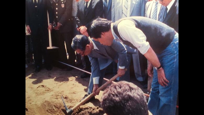 昭和61（1986）年5月 くわ入れ式に臨む三笠宮さま　写真提供：アナトリア考古学研究所