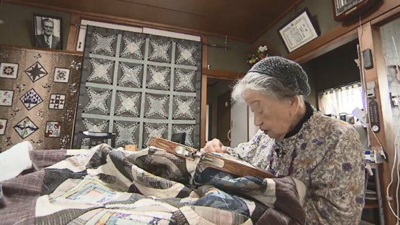 夫・学郎さんの遺影がみい子さんを見守る